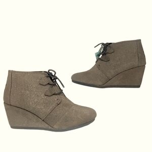 TOMS Kala Gunmetal Star Suede Oxford Bootie. Size 8 Like New